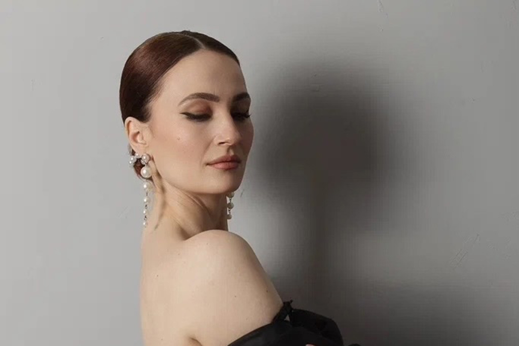 размытая женщина шла по лесу